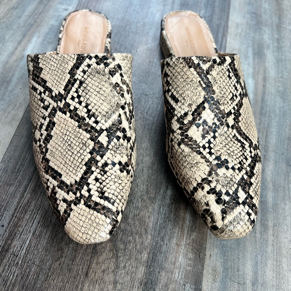 Banana Republic snakeskin mules, size 6
